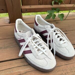 WOMEN'S ADIDAS ORIGINALS HANDBALL SPEZIAL SNEAKERS Off White/Collegiate Burgundy